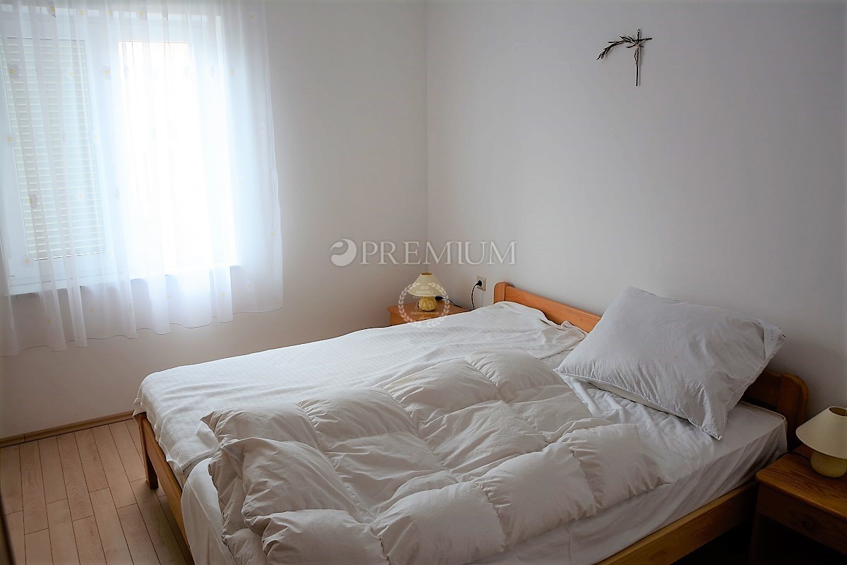 Malinska, na prodaju, dva velika apartmana od 390 m2 sa vrtom