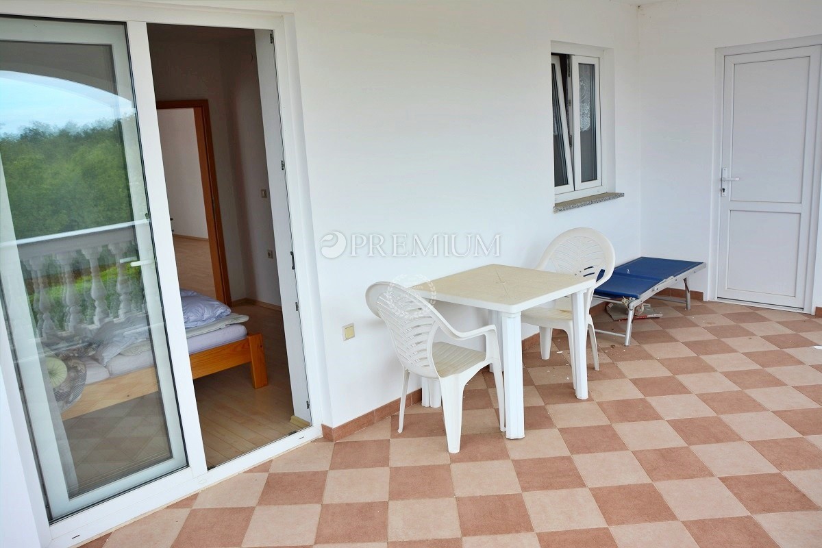 Malinska, na prodaju, dva velika apartmana od 390 m2 sa vrtom