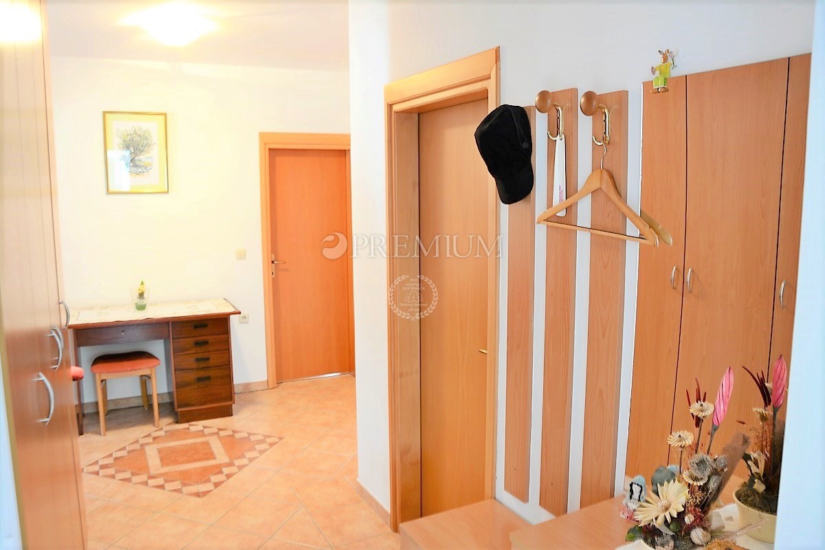 Malinska, na prodaju, dva velika apartmana od 390 m2 sa vrtom