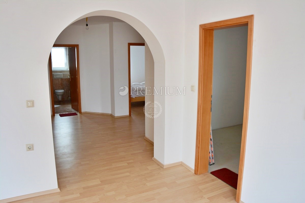 Malinska, na prodaju, dva velika apartmana od 390 m2 sa vrtom