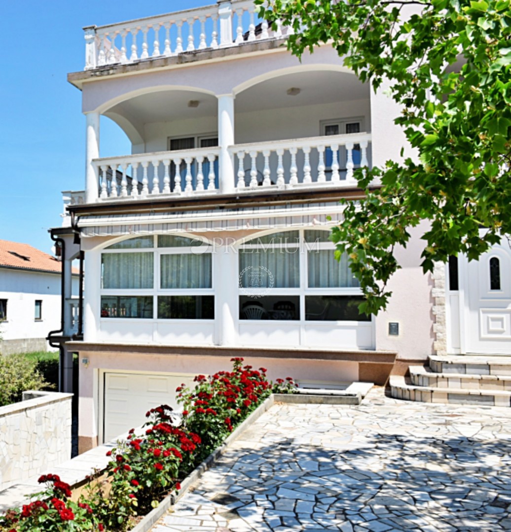 Malinska, na prodaju, dva velika apartmana od 390 m2 sa vrtom