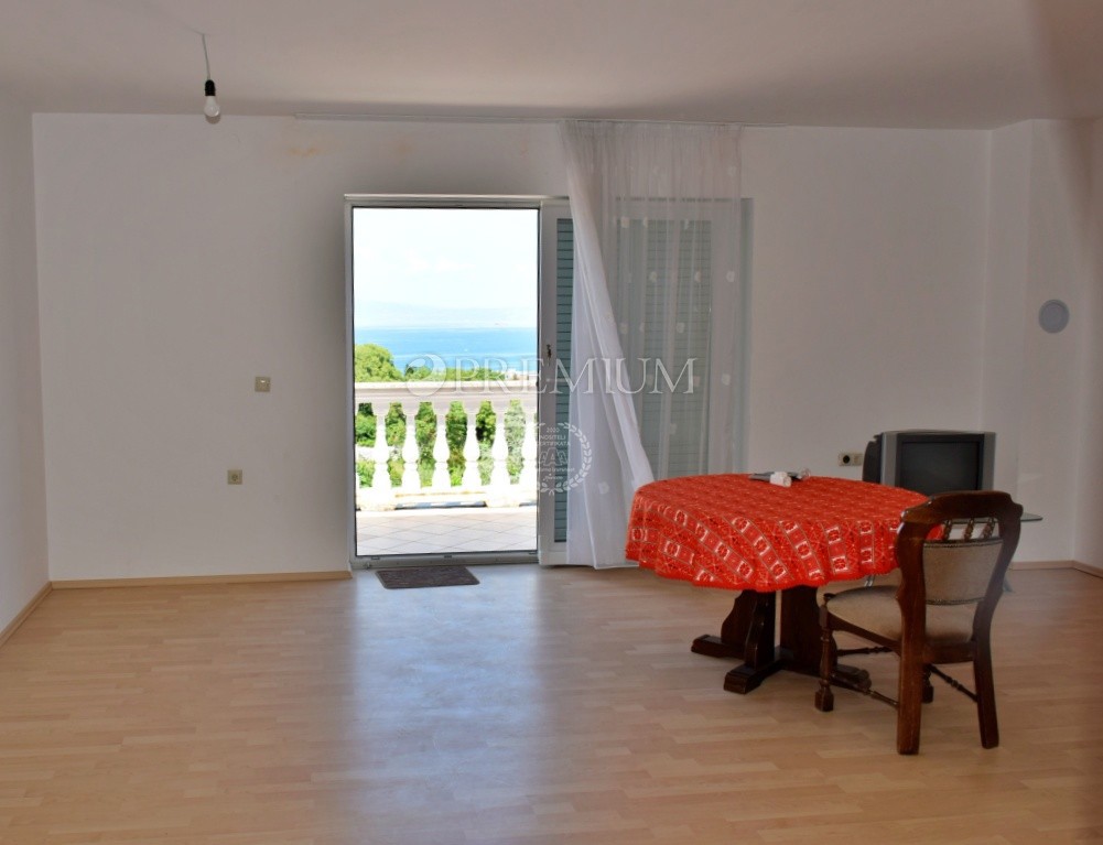 Malinska, na prodaju, dva velika apartmana od 390 m2 sa vrtom