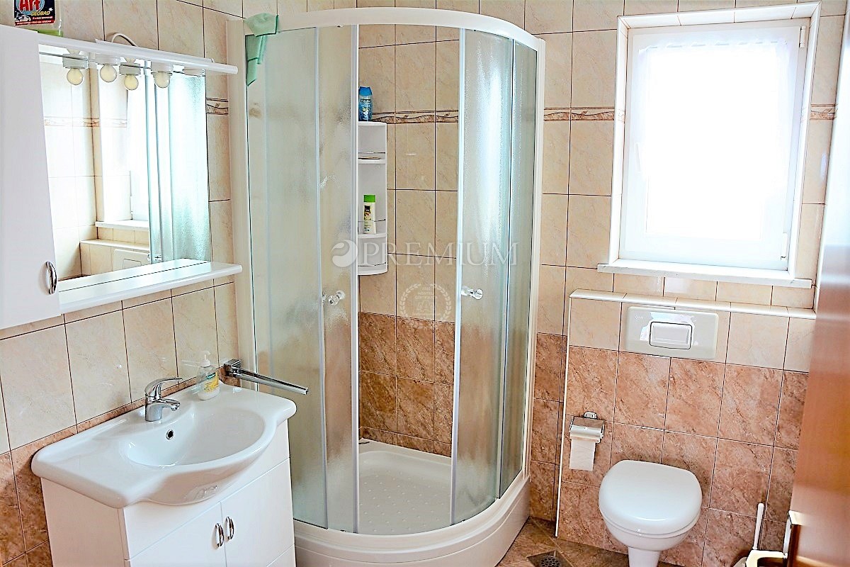 Malinska, na prodaju, dva velika apartmana od 390 m2 sa vrtom