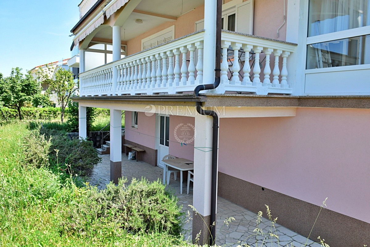 Malinska, na prodaju, dva velika apartmana od 390 m2 sa vrtom