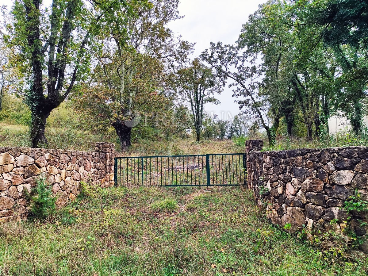 Malinska, zazidljivo zemljišče, le 160m od morja!