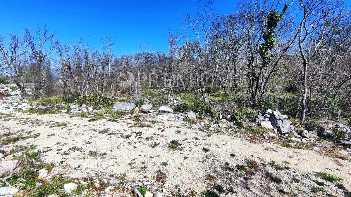 Njivice, prodaja gradbenega zemljišča pravilne oblike, 500m od morja!