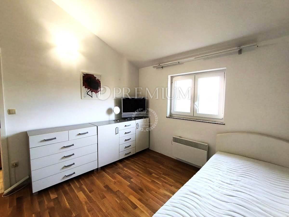 Soline, opremljen apartma s pogledom na morje, 150 m od plaže! 