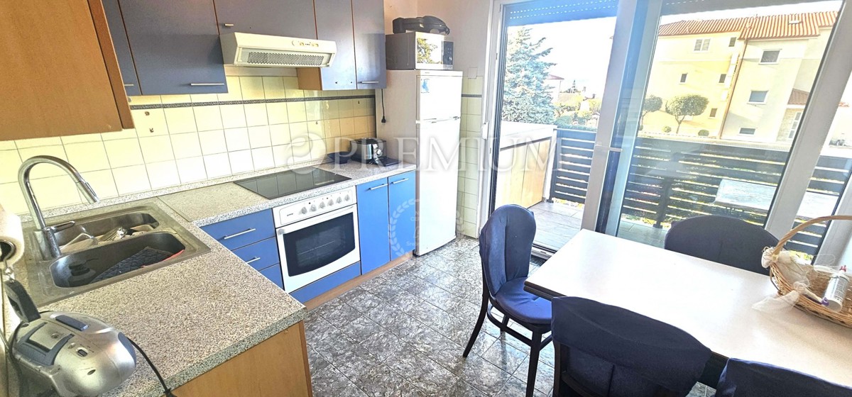 Malinska, opremljen apartma 150 metrov od plaže!