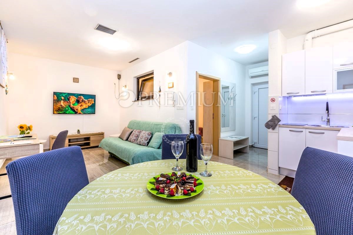 Malinska, apartma z urejenim vrtom in parkiriščem!