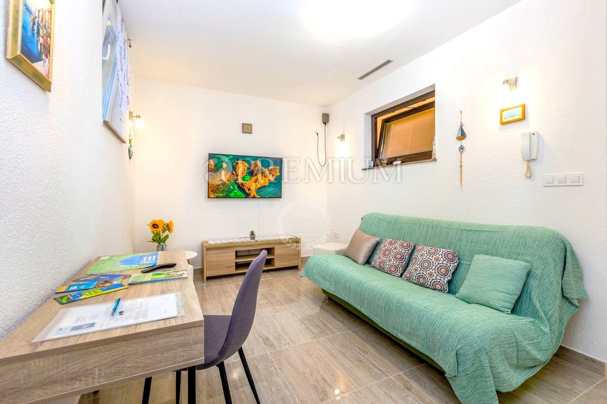 Malinska, apartma z urejenim vrtom in parkiriščem!