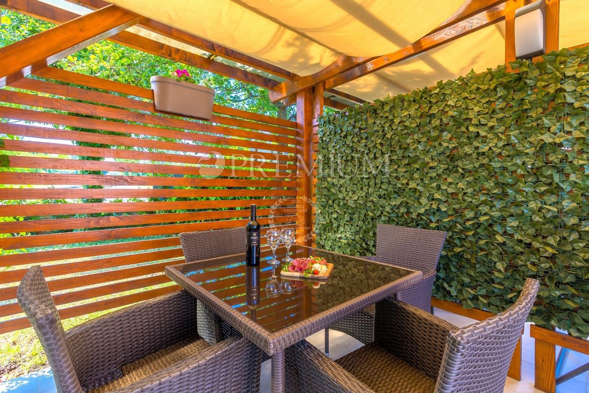 Malinska, apartma z urejenim vrtom in parkiriščem!