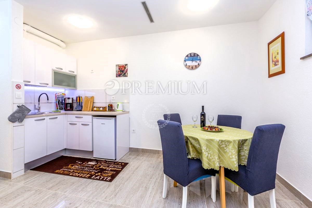 Malinska, apartma z urejenim vrtom in parkiriščem!