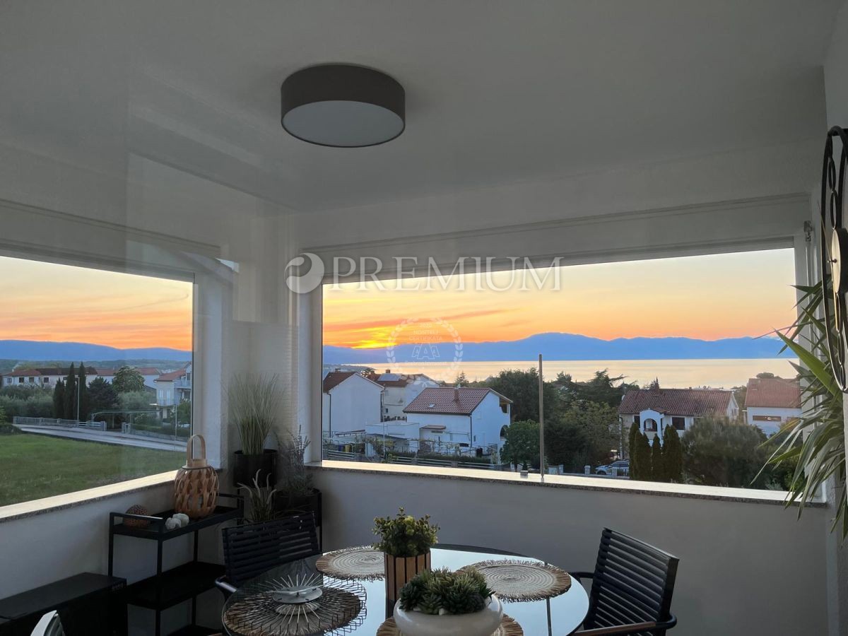 Malinska, opremljen apartma s panoramskim pogledom na morje!