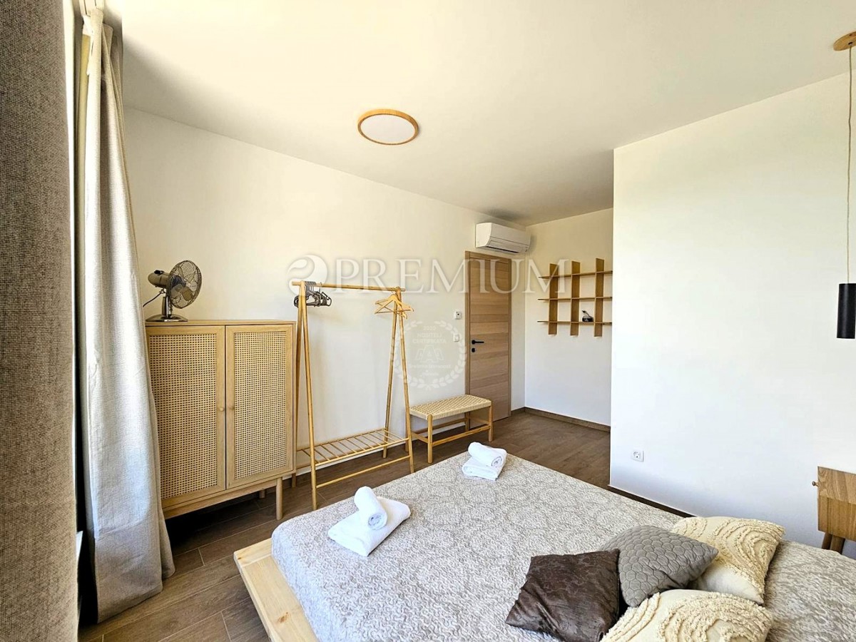 Samostojna hiša z bazenom – blizu mesta Krk!