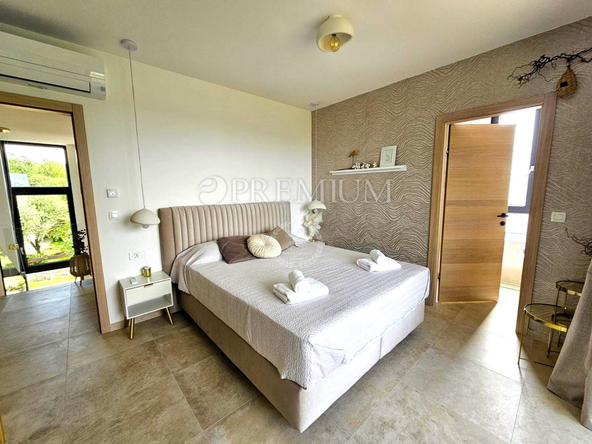 Samostojna hiša z bazenom – blizu mesta Krk!