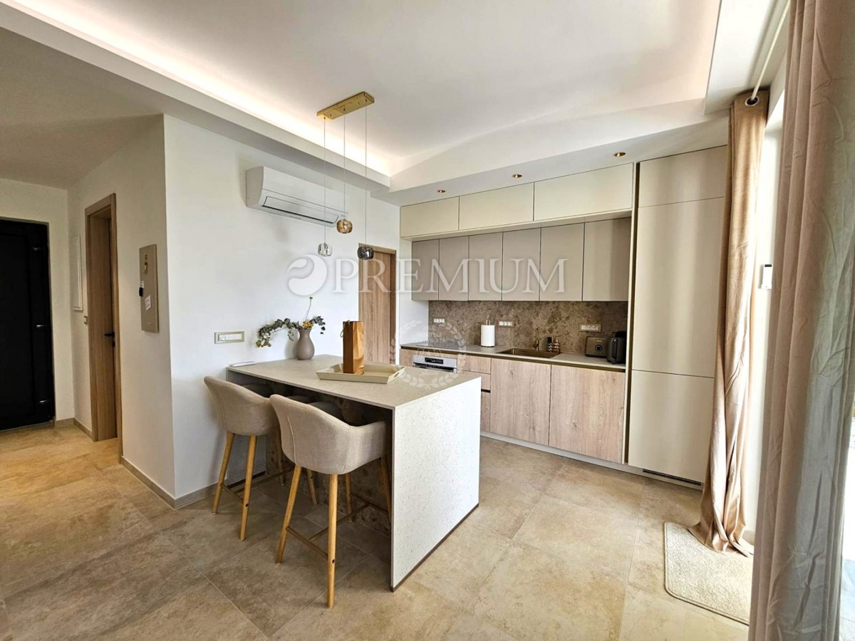 Samostojna hiša z bazenom – blizu mesta Krk!