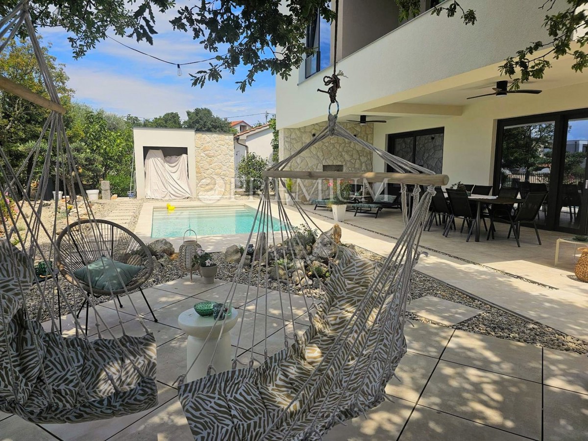 Samostojna hiša z bazenom – blizu mesta Krk!