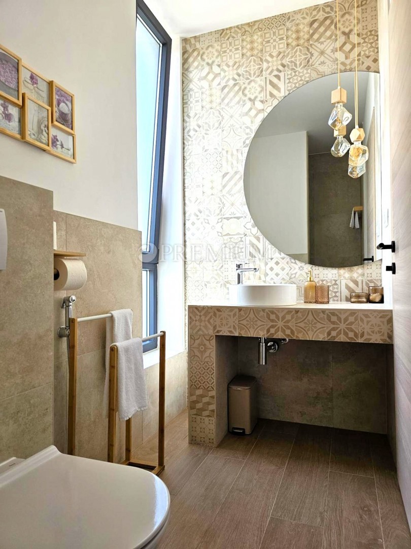 Samostojna hiša z bazenom – blizu mesta Krk!