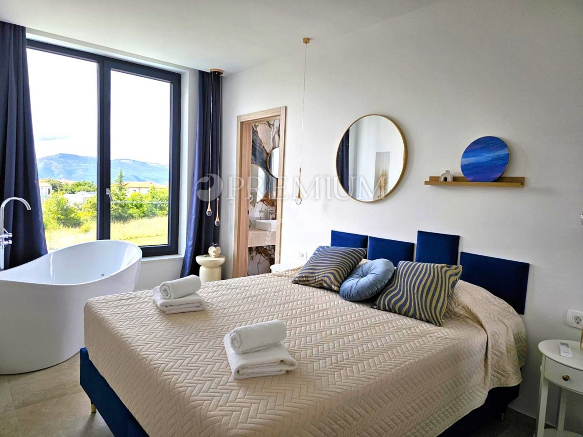 Samostojna hiša z bazenom – blizu mesta Krk!