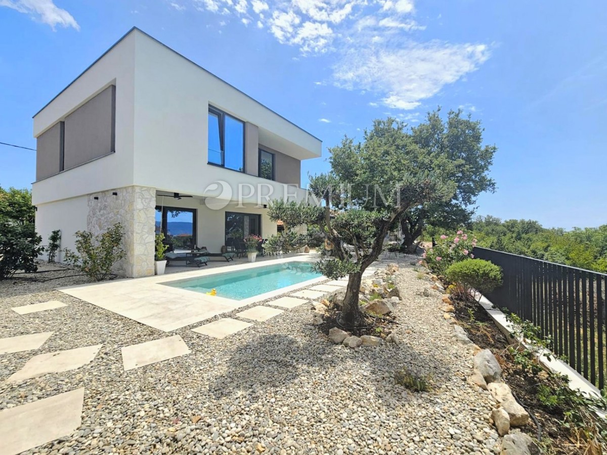 Samostojna hiša z bazenom – blizu mesta Krk!