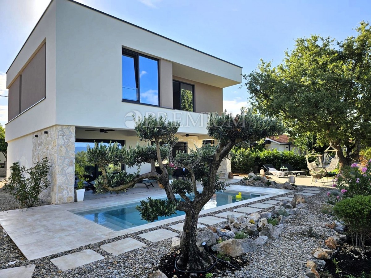 Samostojna hiša z bazenom – blizu mesta Krk!