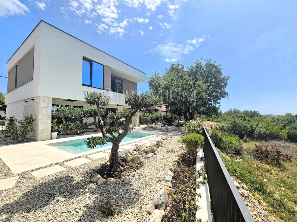 Samostojna hiša z bazenom – blizu mesta Krk!