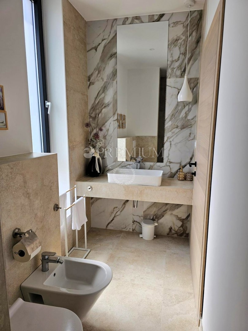 Samostojna hiša z bazenom – blizu mesta Krk!