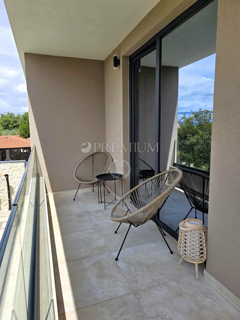 Samostojna hiša z bazenom – blizu mesta Krk!