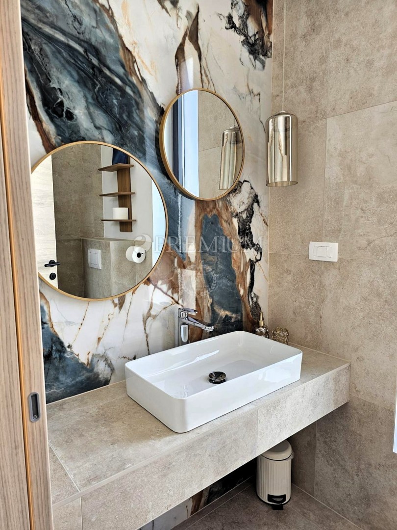 Samostojna hiša z bazenom – blizu mesta Krk!