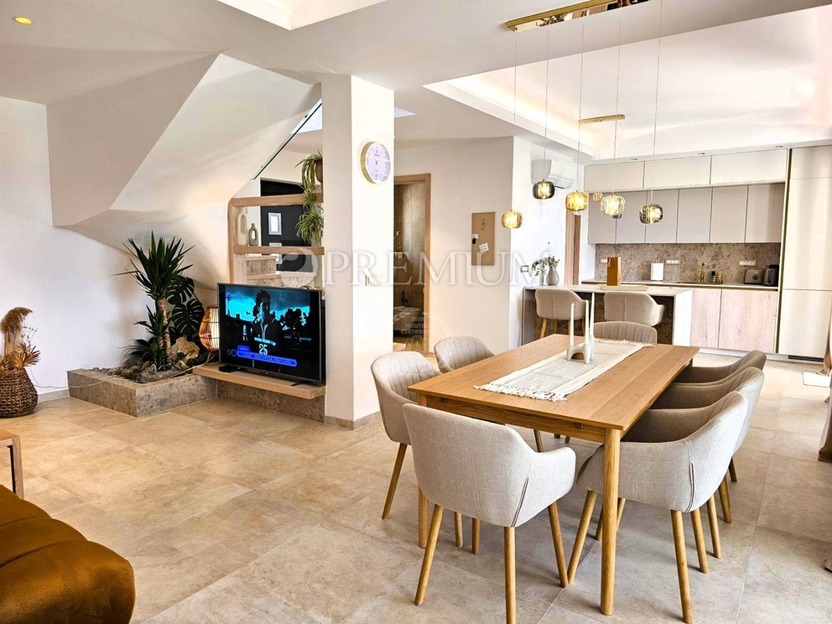 Samostojna hiša z bazenom – blizu mesta Krk!