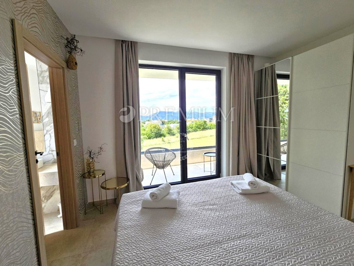 Samostojna hiša z bazenom – blizu mesta Krk!