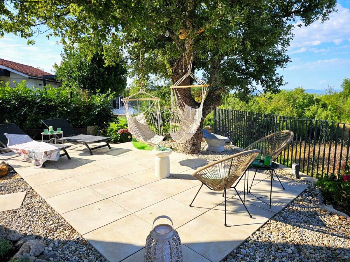 Samostojna hiša z bazenom – blizu mesta Krk!