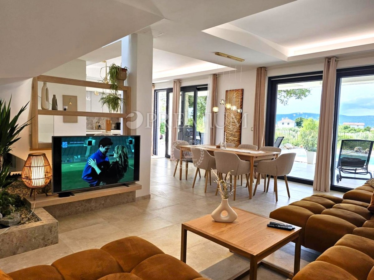 Samostojna hiša z bazenom – blizu mesta Krk!