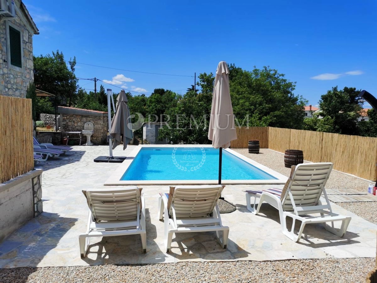 Okolica Malinske, kamnita hiša z bazenom in vrtom!