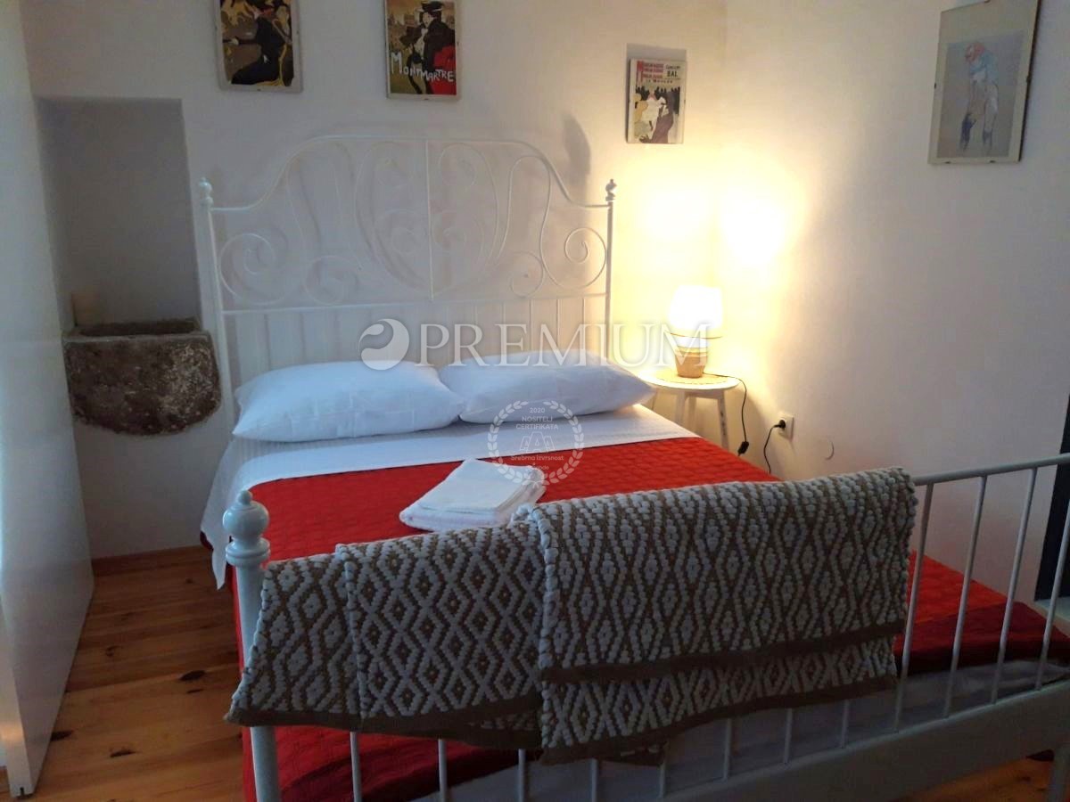 Okolica Malinske, kamnita hiša z bazenom in vrtom!