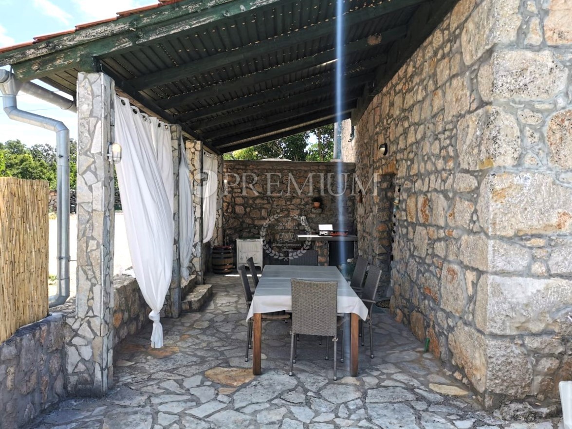 Okolica Malinske, kamnita hiša z bazenom in vrtom!