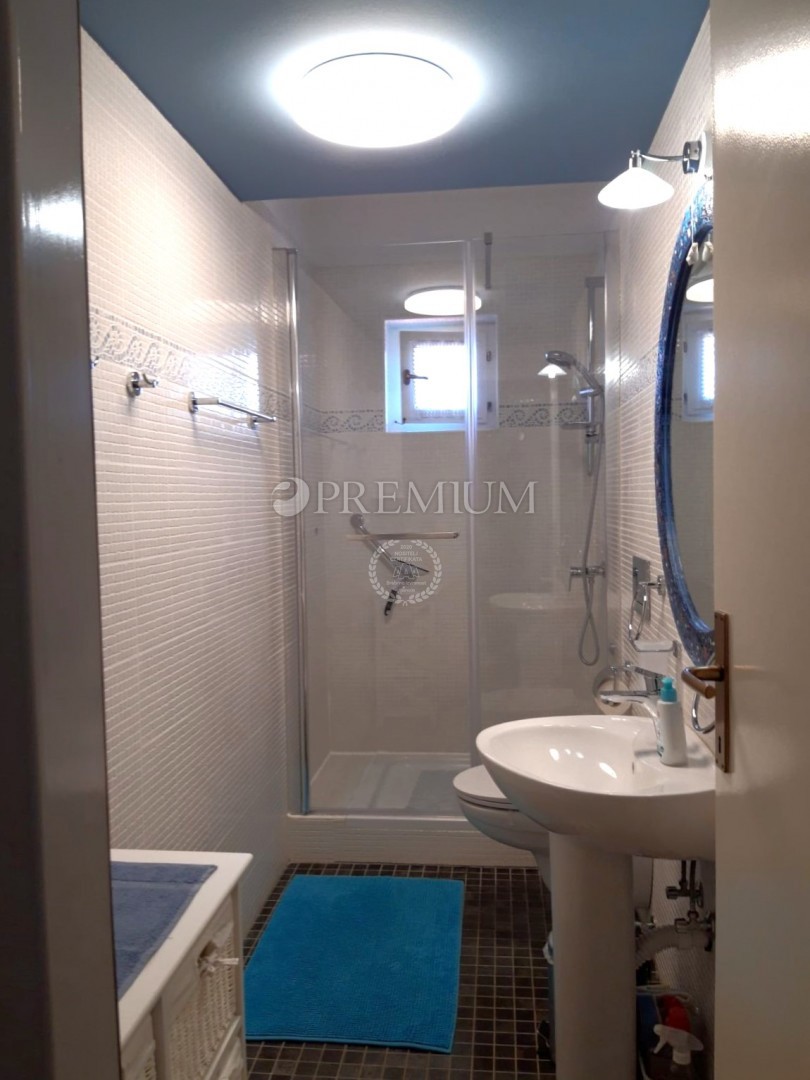 Okolica Malinske, kamnita hiša z bazenom in vrtom!