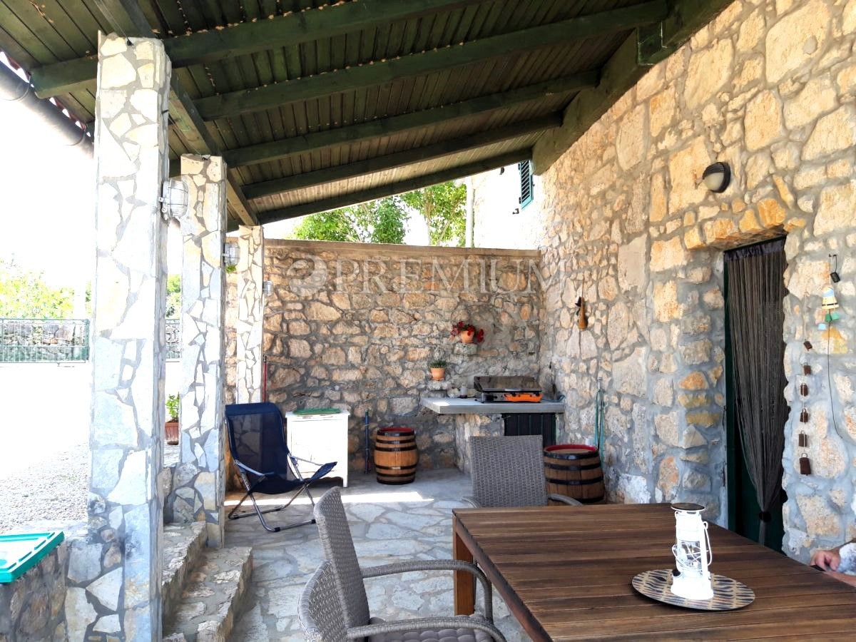 Okolica Malinske, kamnita hiša z bazenom in vrtom!