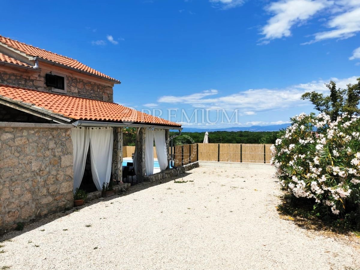 Okolica Malinske, kamnita hiša z bazenom in vrtom!