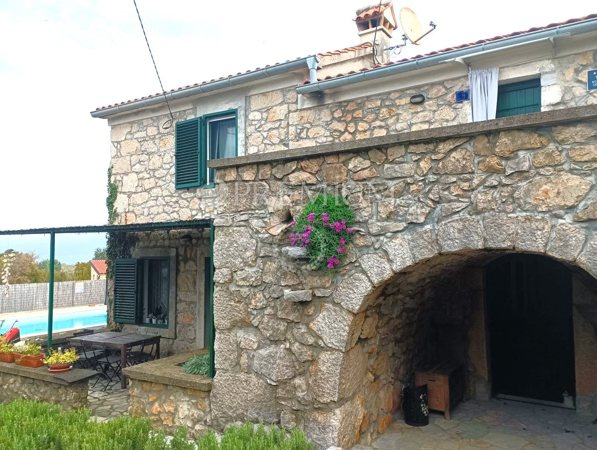 Okolica Malinske, kamnita hiša z bazenom in vrtom!