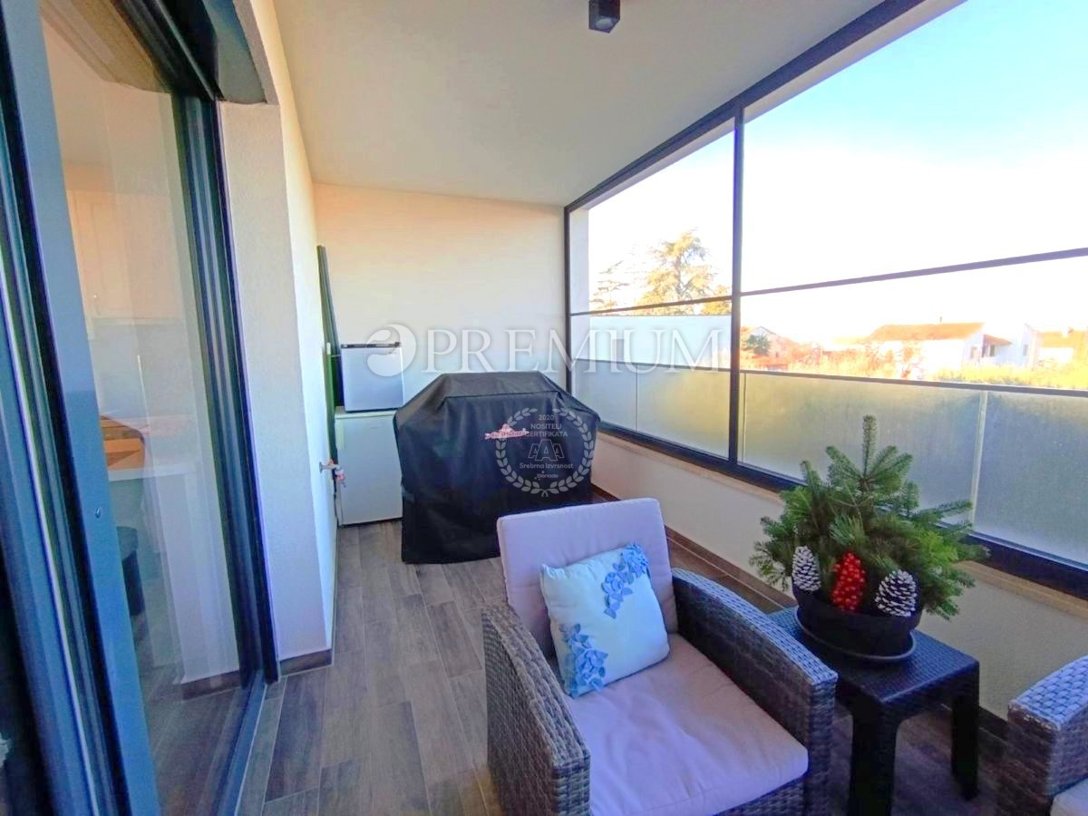 Malinska, apartma s prostorno teraso v urbani vili!