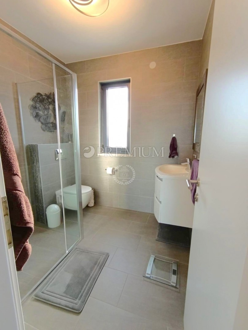 Malinska, apartma s prostorno teraso v urbani vili!