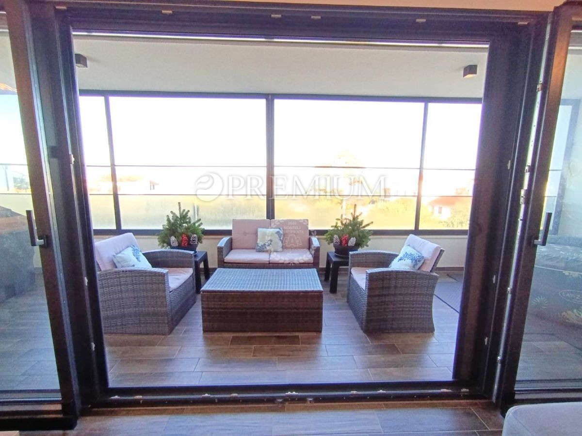 Malinska, apartma s prostorno teraso v urbani vili!