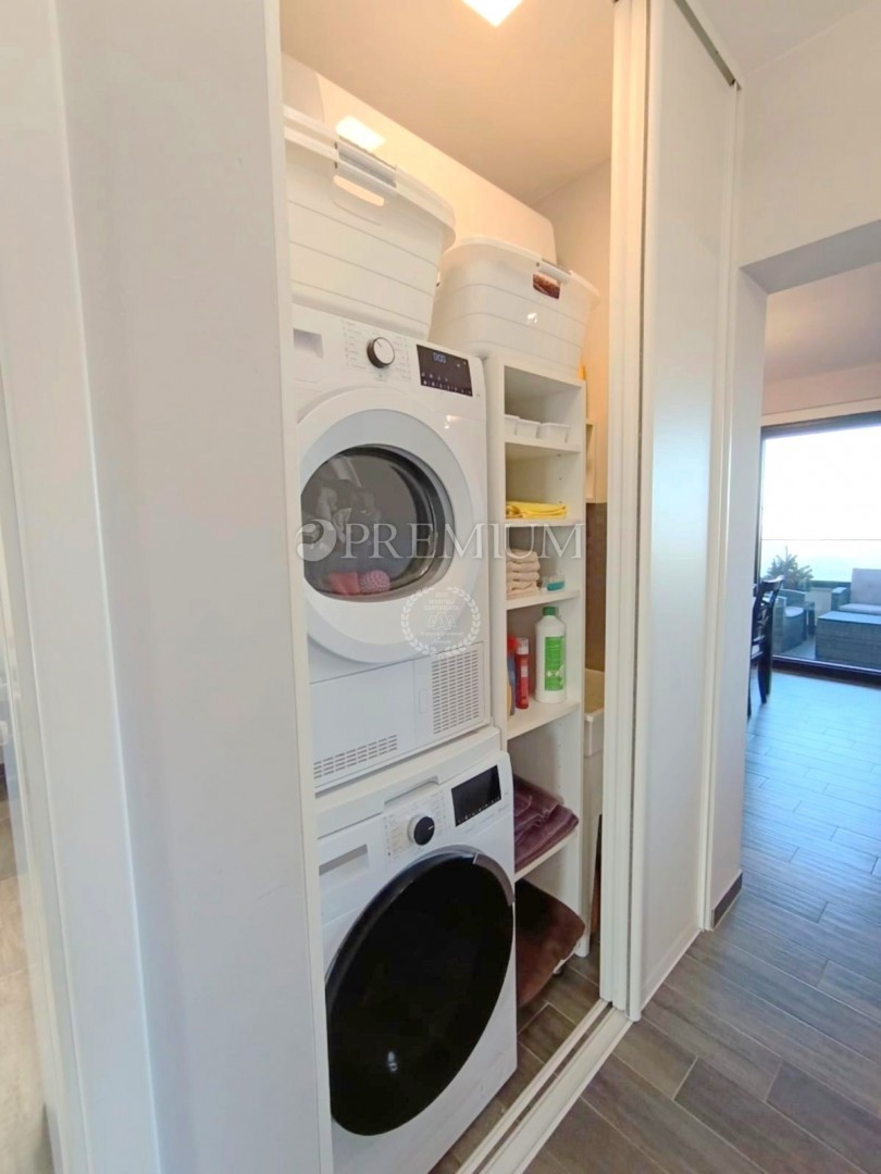 Malinska, apartma s prostorno teraso v urbani vili!