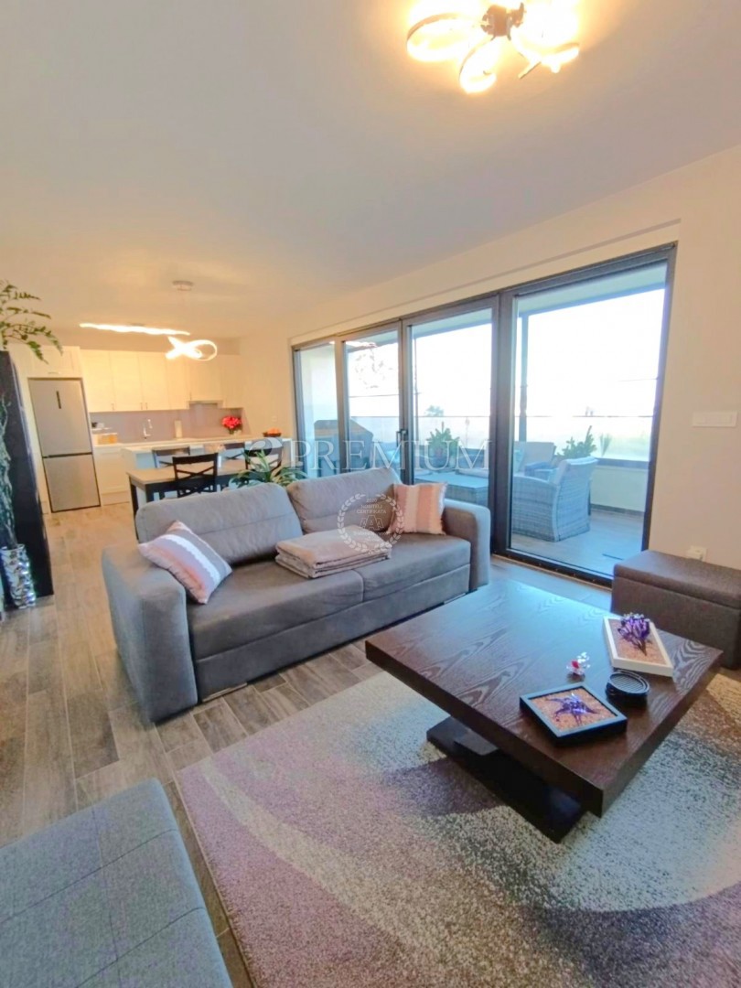 Malinska, apartma s prostorno teraso v urbani vili!