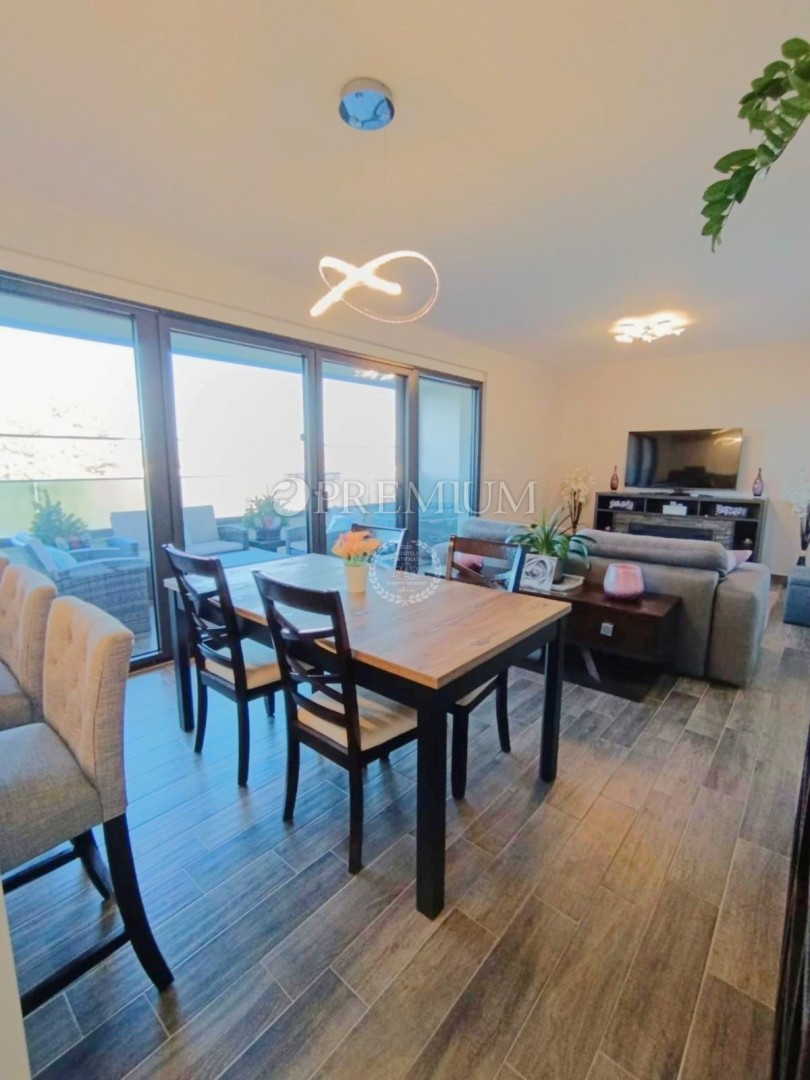 Malinska, apartma s prostorno teraso v urbani vili!