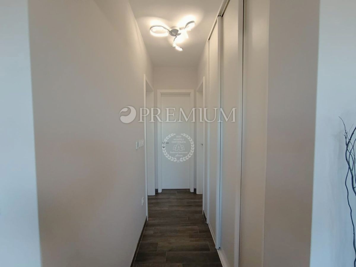 Malinska, apartma s prostorno teraso v urbani vili!