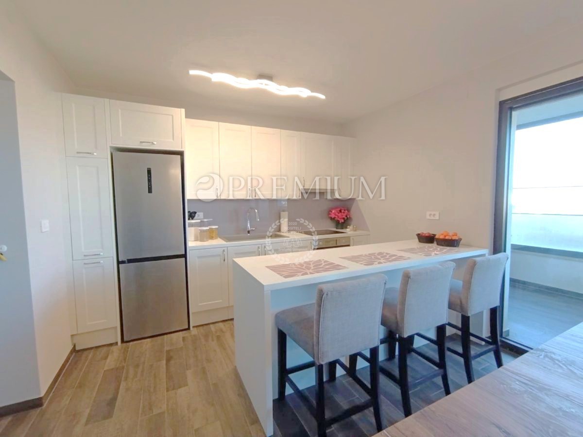 Malinska, apartma s prostorno teraso v urbani vili!