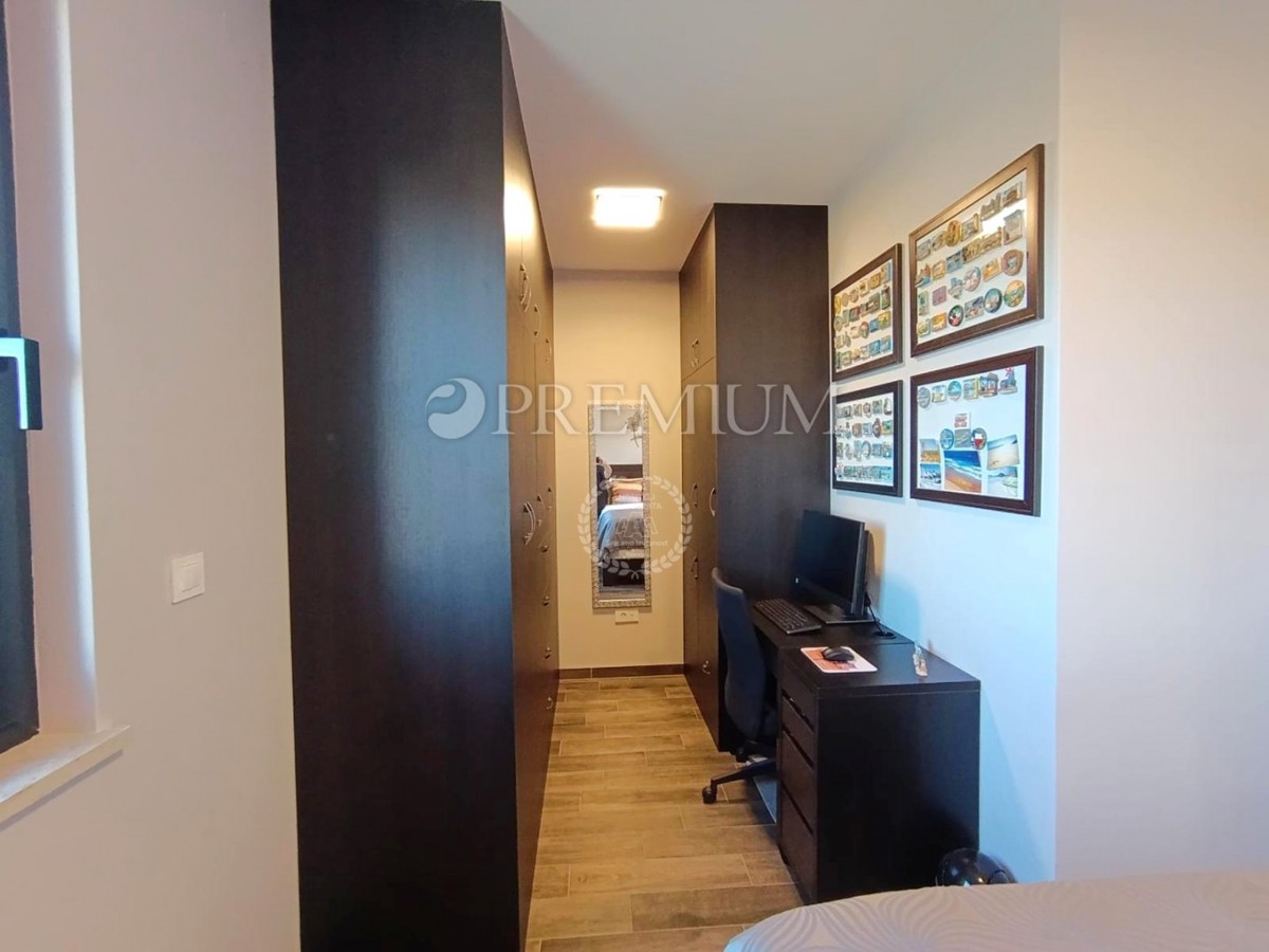 Malinska, apartma s prostorno teraso v urbani vili!