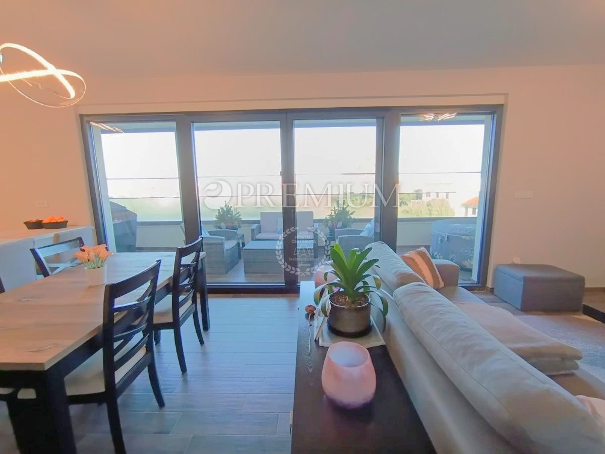 Malinska, apartma s prostorno teraso v urbani vili!